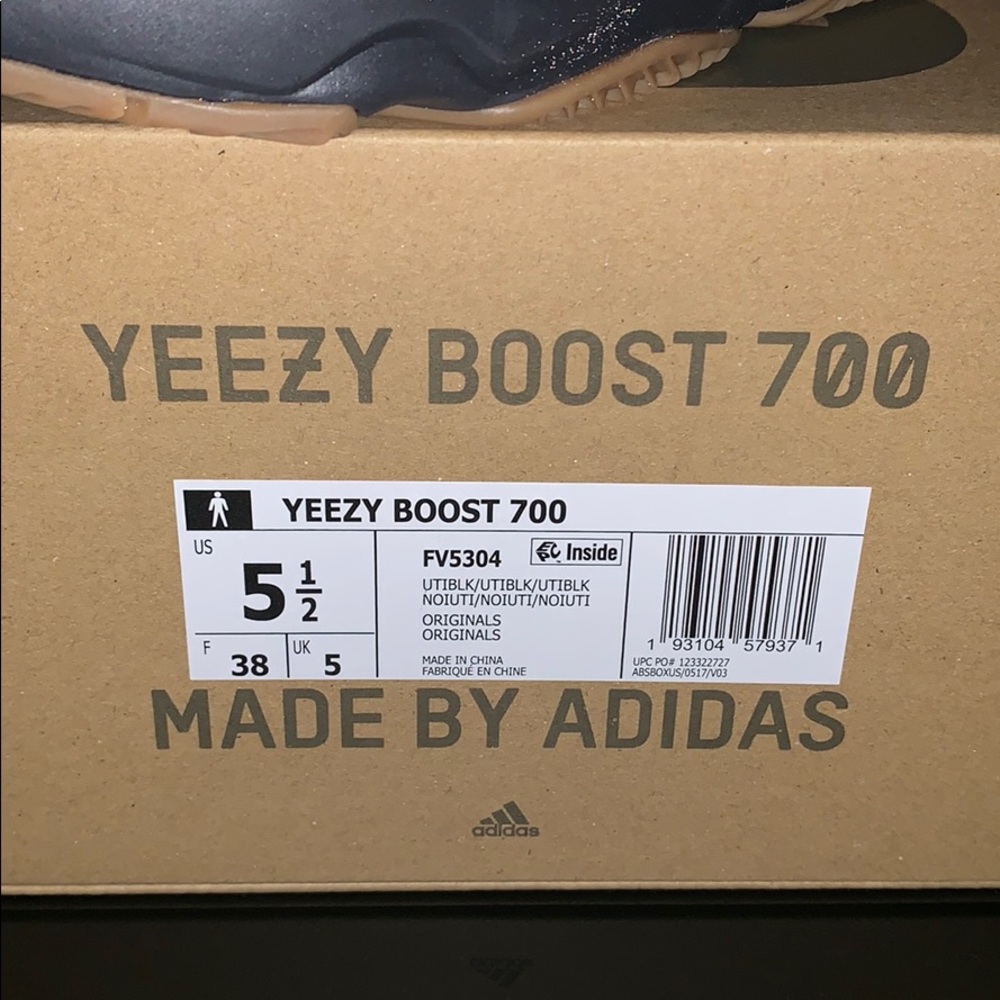 Yeezy 700 black utility - Picture 2 of 6